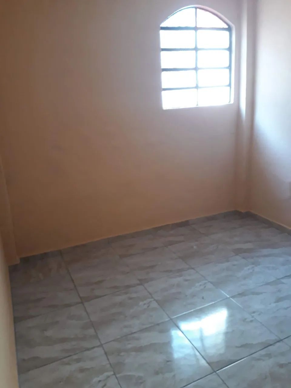 Alugo um barracão de 2 quartos 