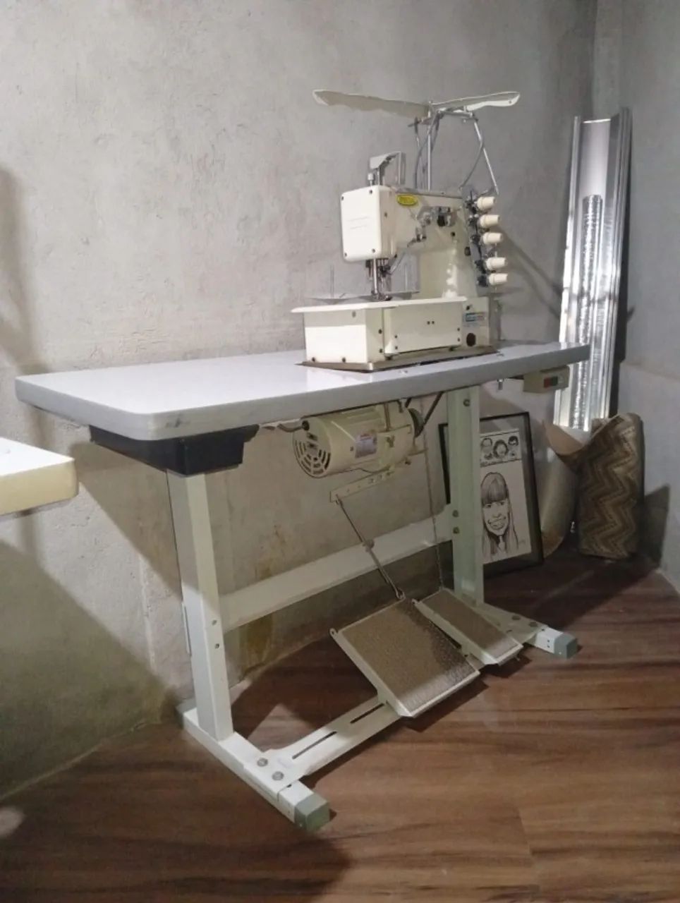 Máquina de costura Overlock Singer e Galoneira Bracob - Foto 4