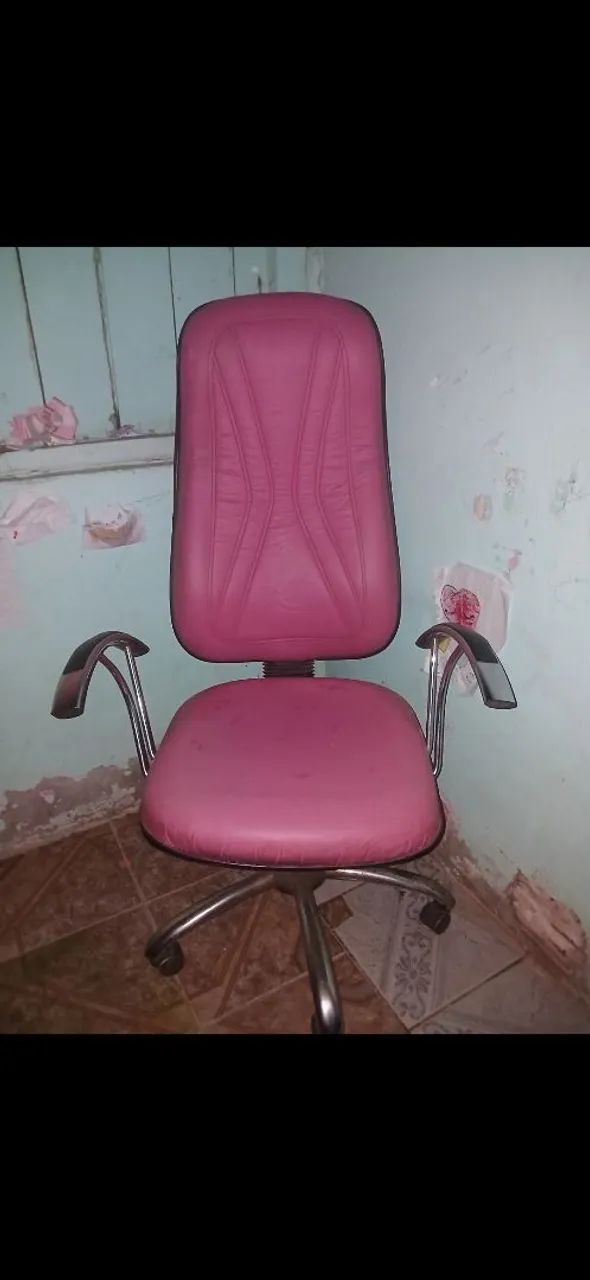 Cadeira rosa secretária