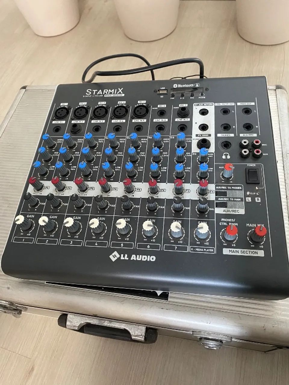 Mesa de som LL Audio Starmix XMS802R. 