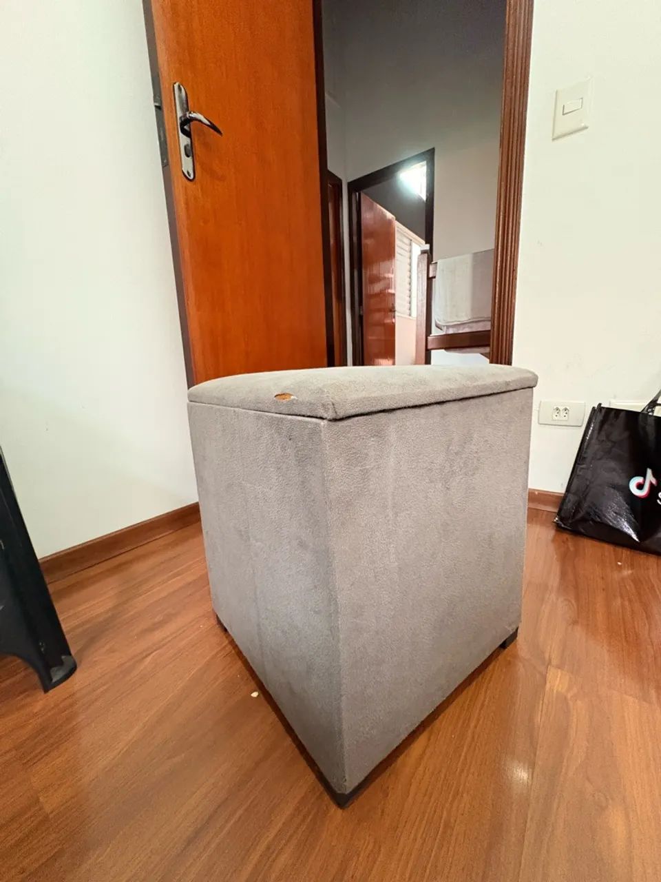 Puff Baú Cinza com Espaço Interno para Armazenamento - Foto 2