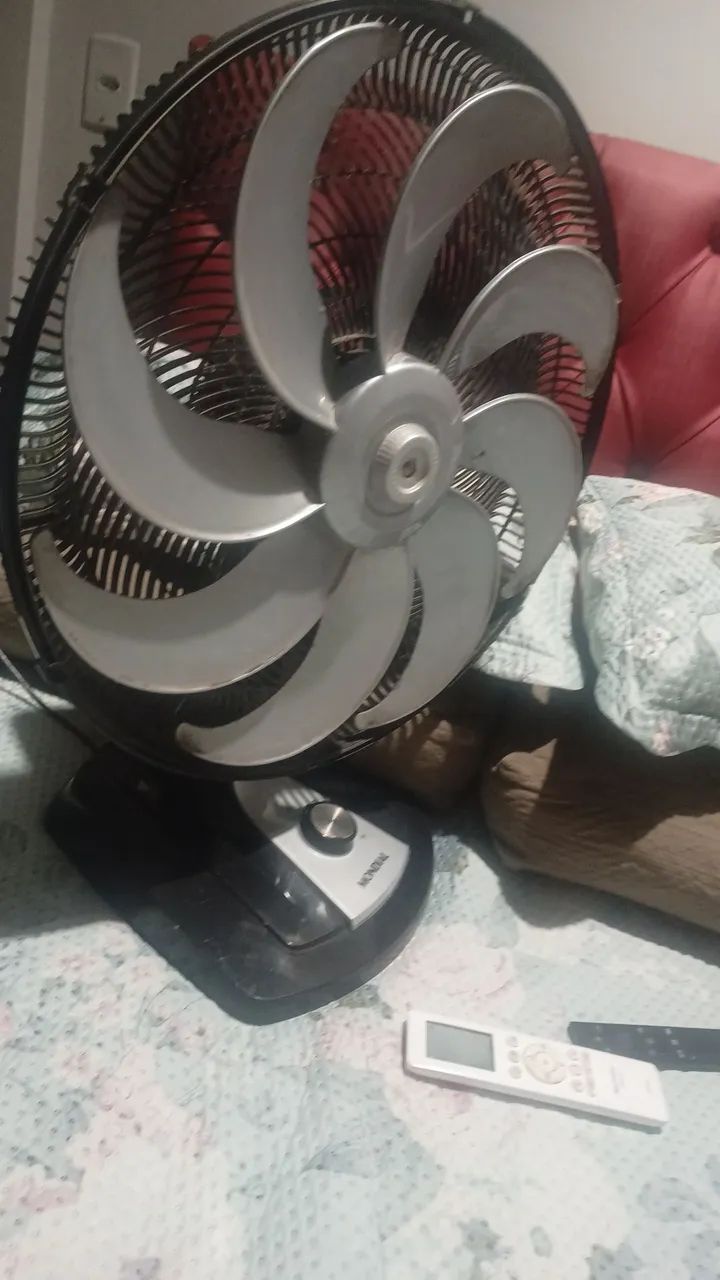 Ventilador sem proteção na frente, funciona perfeitamente, Marca Mondial 50 cm .