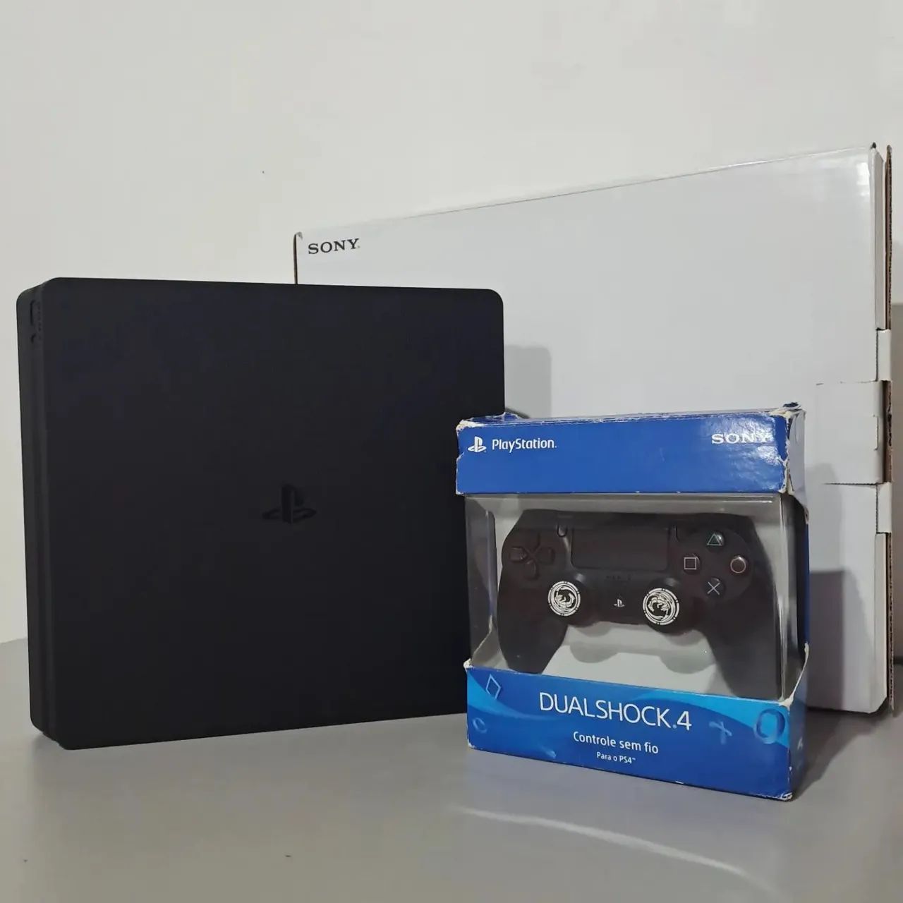 PS4 SLIM 1TB COM CONTROLE ORIGINAL + CAIXAS