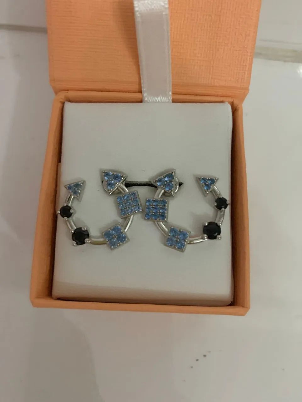 Brinco Vivara life em prata com pedras azuis e pretas 
