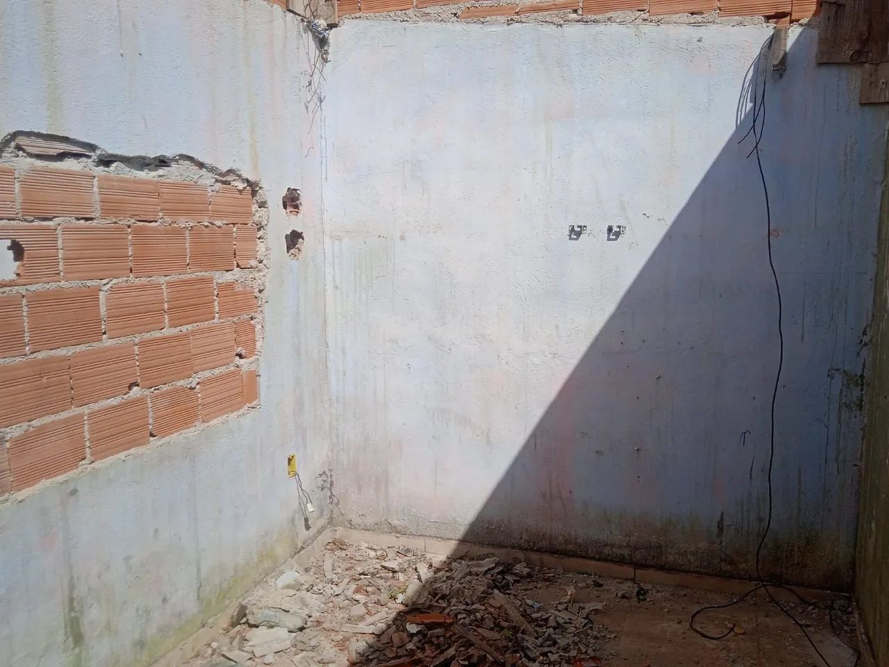 Terreno murado com construção  - Foto 3