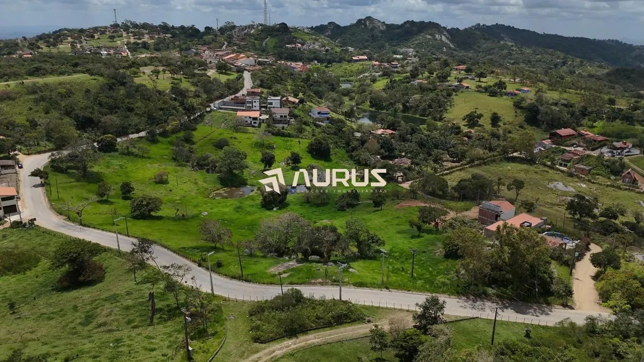 Área de 2.5ha no centro da Serra Negra, com água e vista.