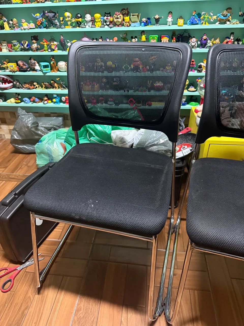 2 cadeiras de escritório em inox