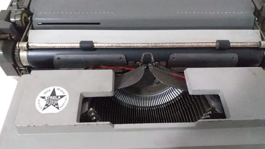 Máquina de Escrever Olivetti Linea 98