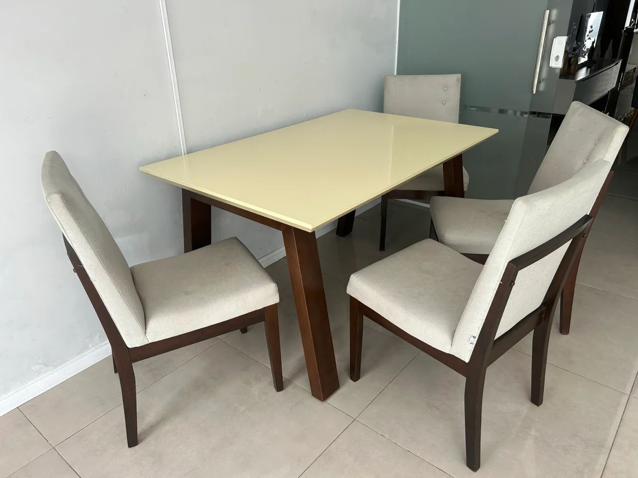 Mesa cm 4 cadeiras bem conservada  - Foto 3