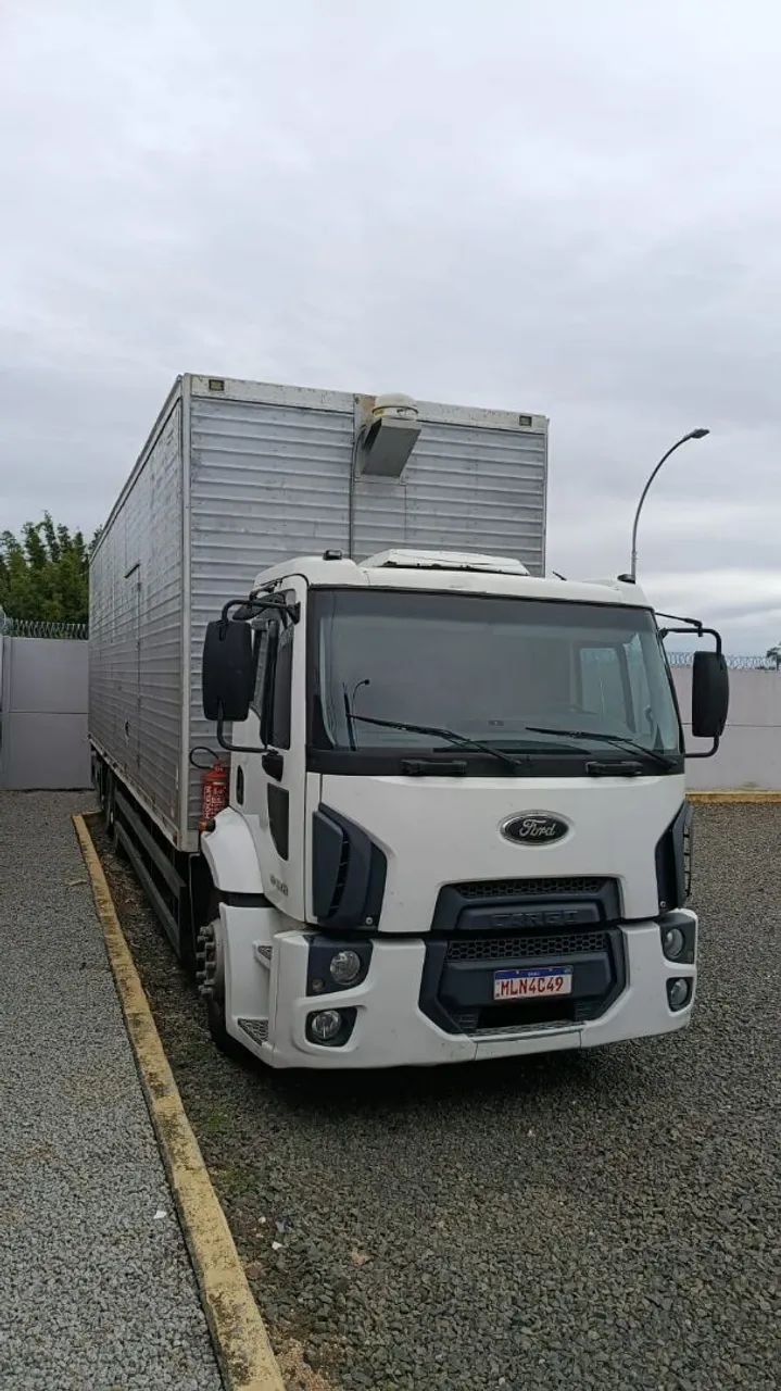 Ford Cargo 2428 - Baú 10 metros 