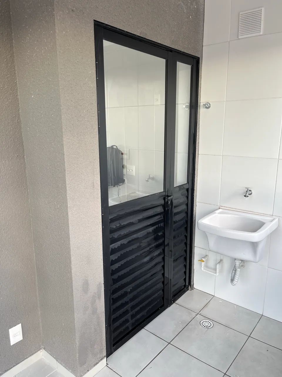 Porta de Alumínio NOVA com vidro e veneziana Completa  - Foto 2