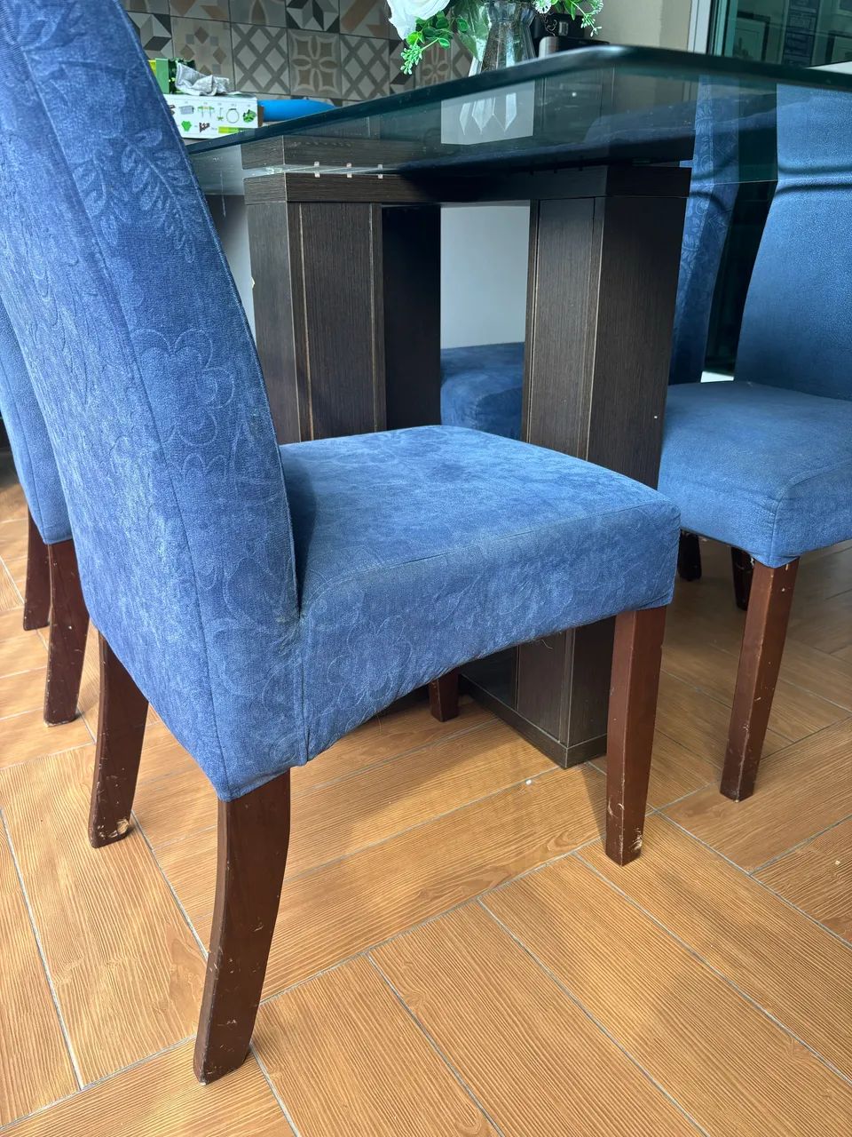 Mesa em madeira com cadeiras estofadas  - Foto 4