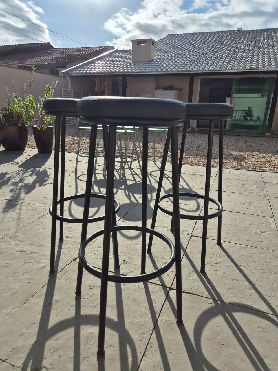 Vendo 3 Banquetas altas com almofadas - Foto 3