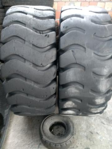 Vende 2 pneus 20.5x25 l/3 meia vida Aceito cartão