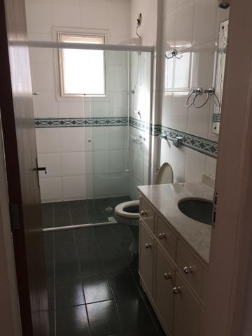 Espaçoso apartamento, quatro quartos - Foto 5