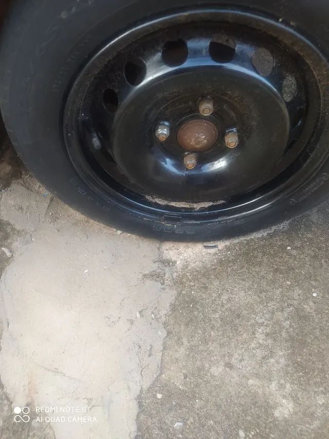 Roda aro da Ford com pneu  montada (dar um bom estepe.. Pneu fraco) 