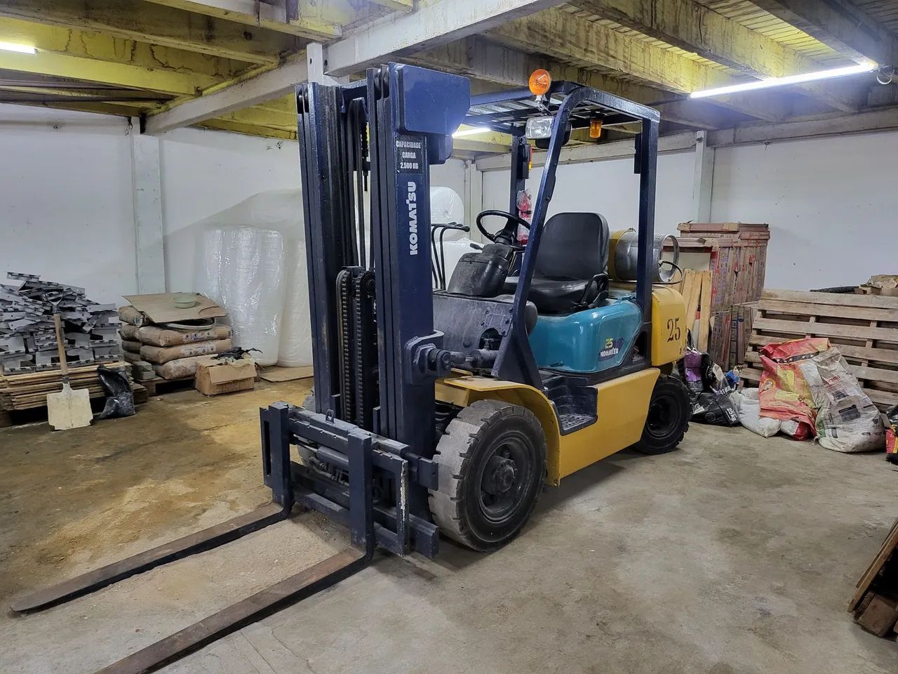 Empilhadeira Torre rebaixad 2,5 Ton GNV. Muito nova!