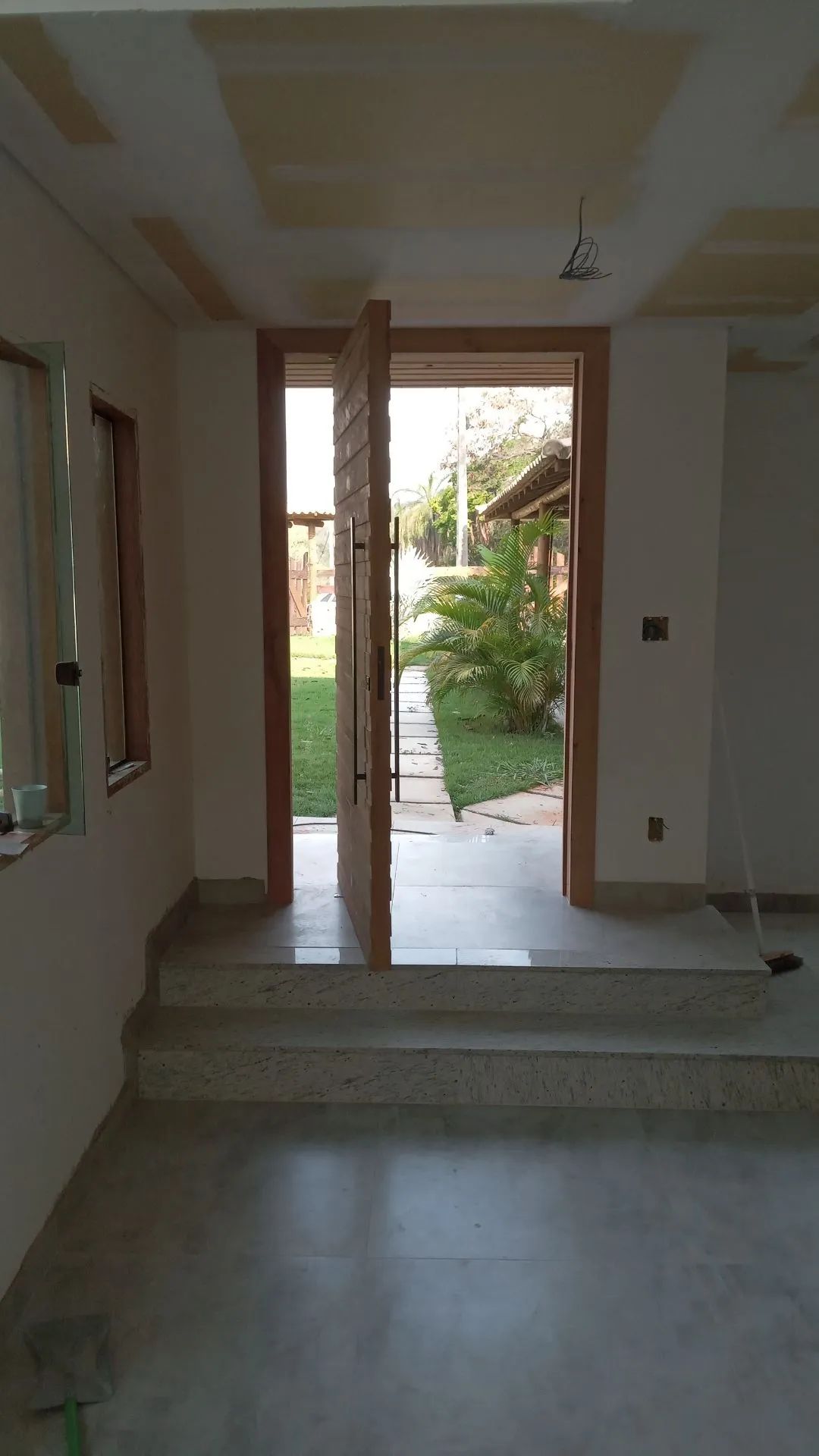 Porta pivotante em madeira de demolição completa e instalada - Foto 4