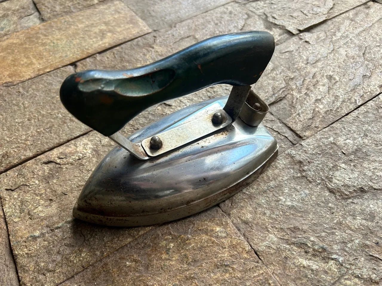 Ferro de passar elétrico antigo 