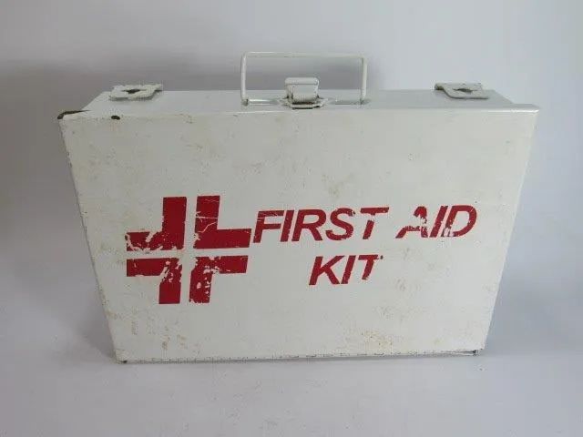 ANTIGA MALETA de LATA, com um KIT de PRIMEIROS SOCORROS (FIRST AID KIT). Contendo inúmeros
