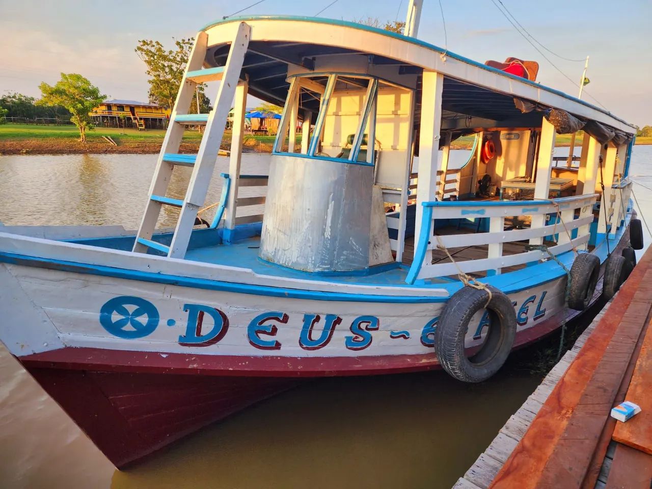 Barco de madeira - Deus é fiel