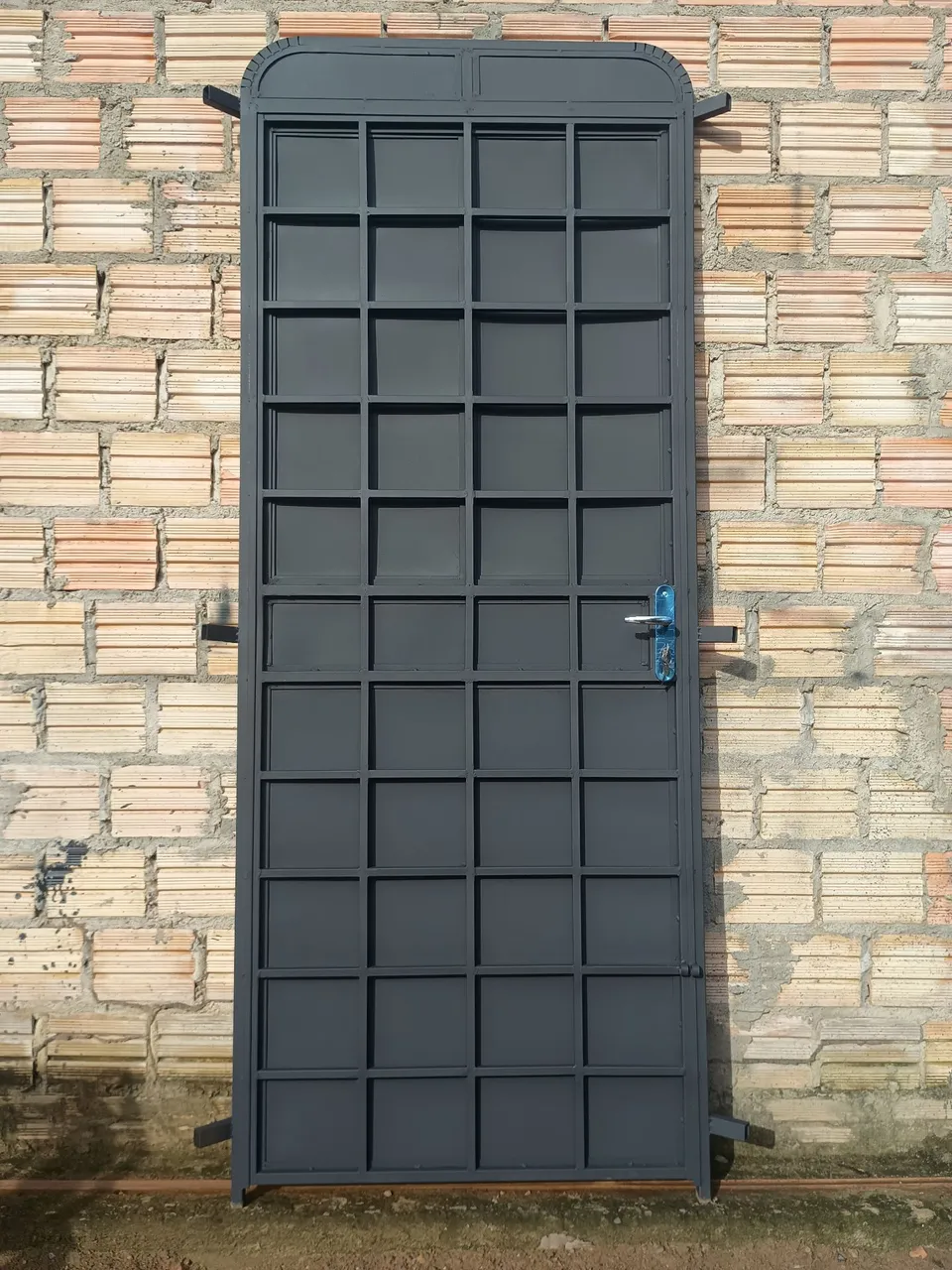 Porta de Aço Gradeada - Design Moderno