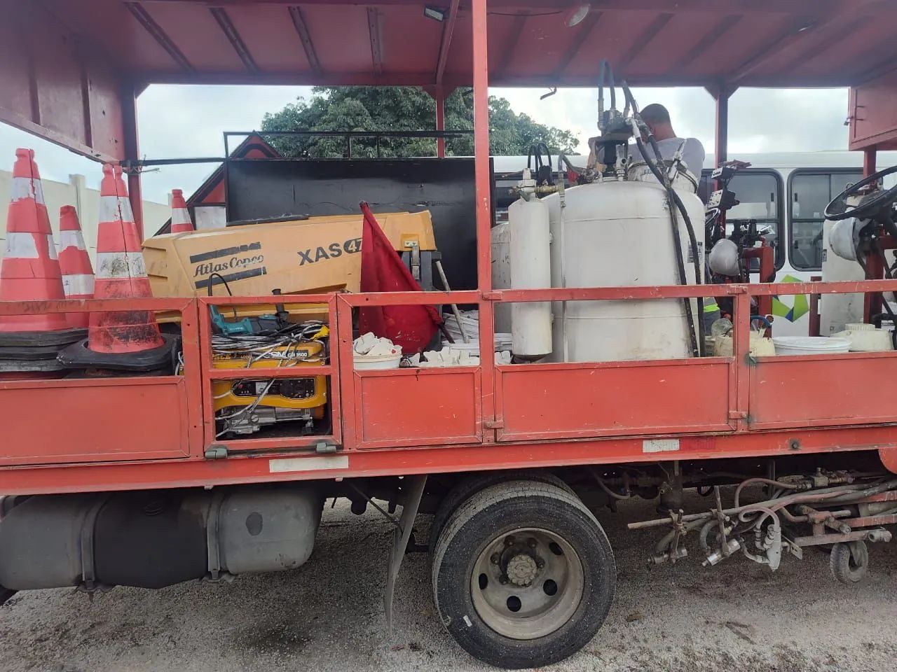 Caminhão de Sinalização viária equipamento pintura de rodovia  - Foto 6