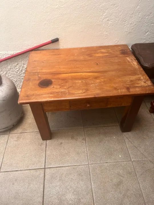 Mesa de madeira com gaveta - Foto 2