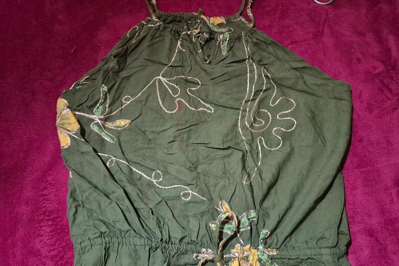 Vestido verde com detalhes dourados - Foto 4