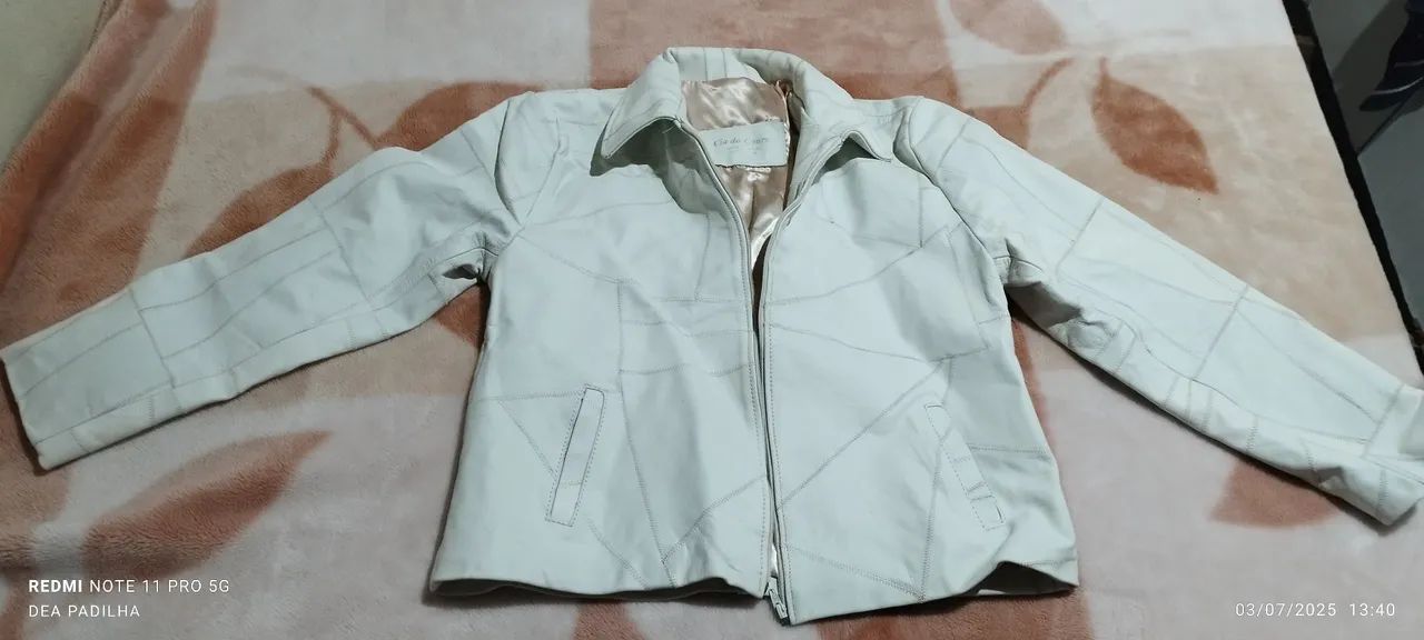 Jaqueta em couro off-white com detalhes em patchwork