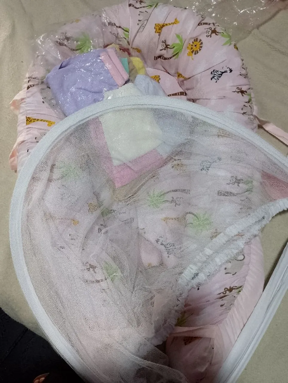 Lote de roupa/ Berço Portátil com Mosquiteiro - Conforto e Proteção para o Bebê