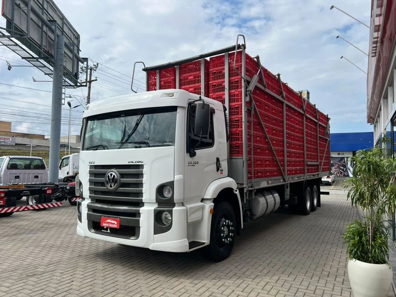  Volkswagen Constellation 24-280 Truck 6x2 Carroceria Frango e Aves  2013 - Foto 3