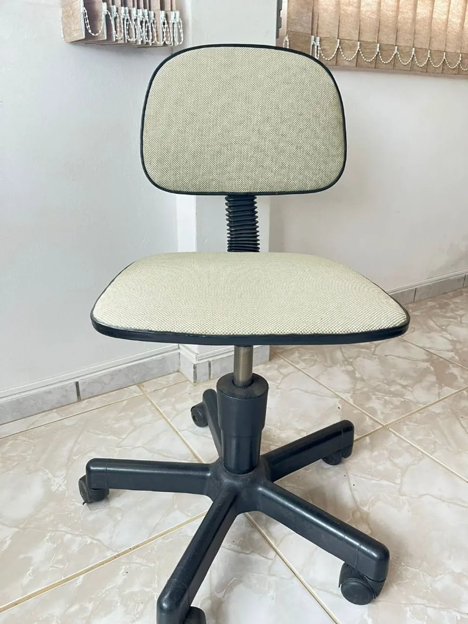 Cadeira de Escritório Ergonômica com Rodinhas