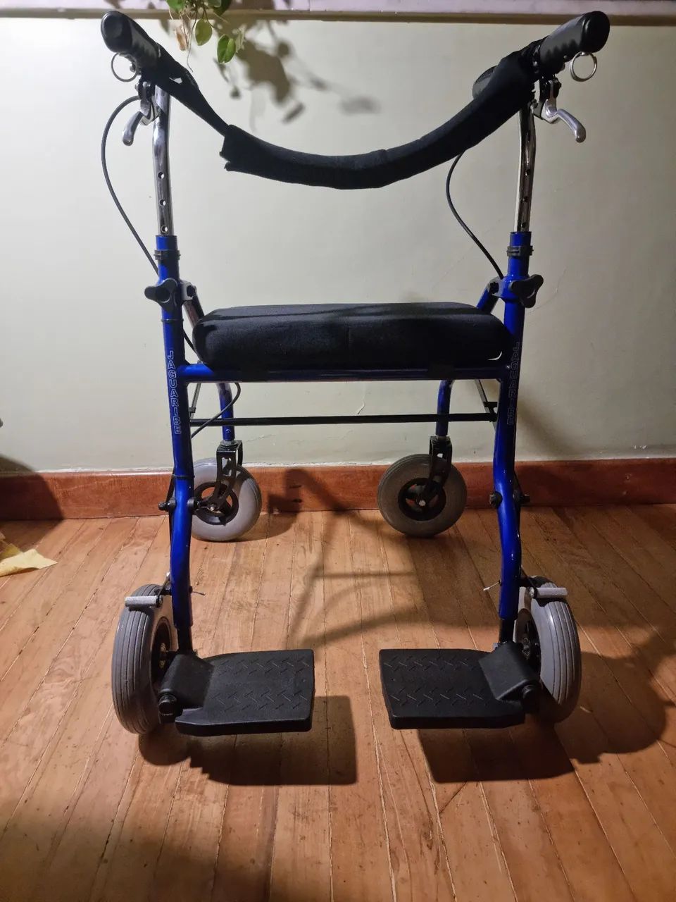 Andador com assento e freio, produto perfeito de excelente qualidade - Foto 2