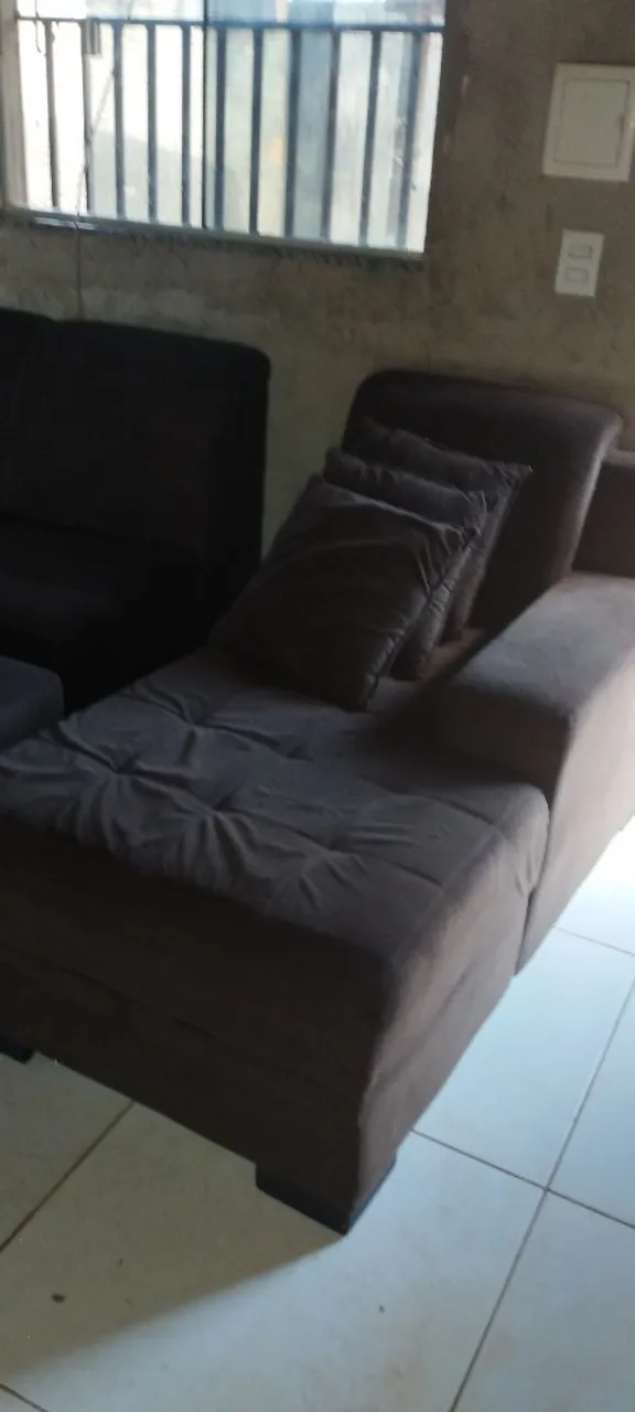Sofá divã marrom com almofadas