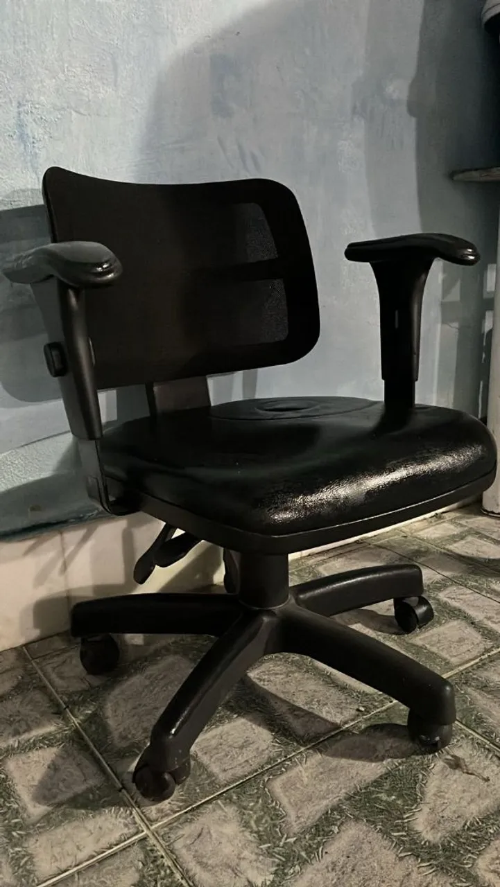 Cadeira de Escritório com Rodas
