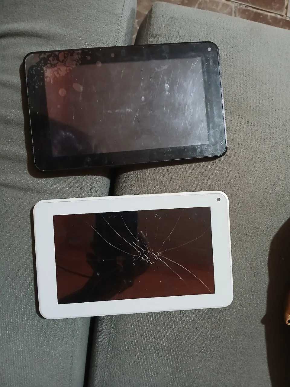 Tablets com tela danificada o branco, o preto tá funcionando perfeitamente