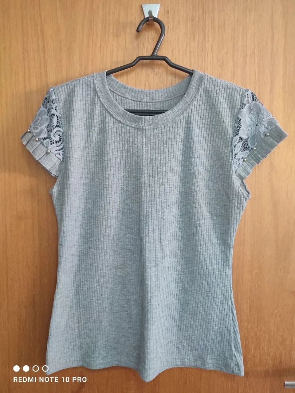 Blusa com detalhes de renda na manga