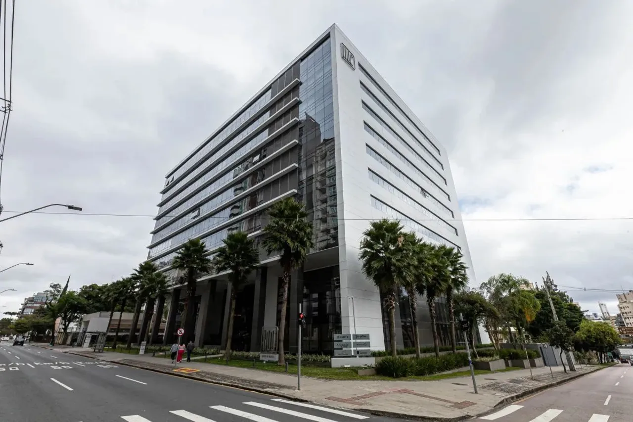 Sala comercial no BATEL com 74,22 m²