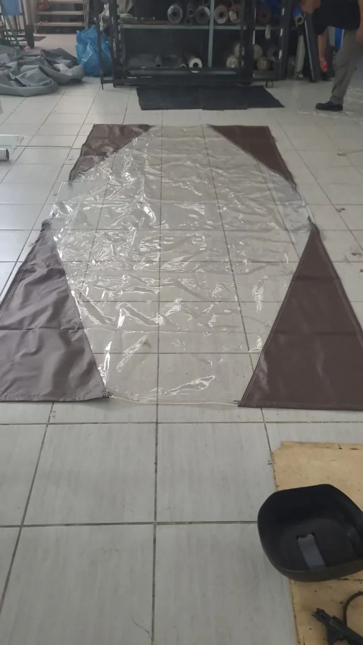 Lona em PVC para uso vertical e horizontal, impermeável, 3,90 x 1,75. R$330,00.