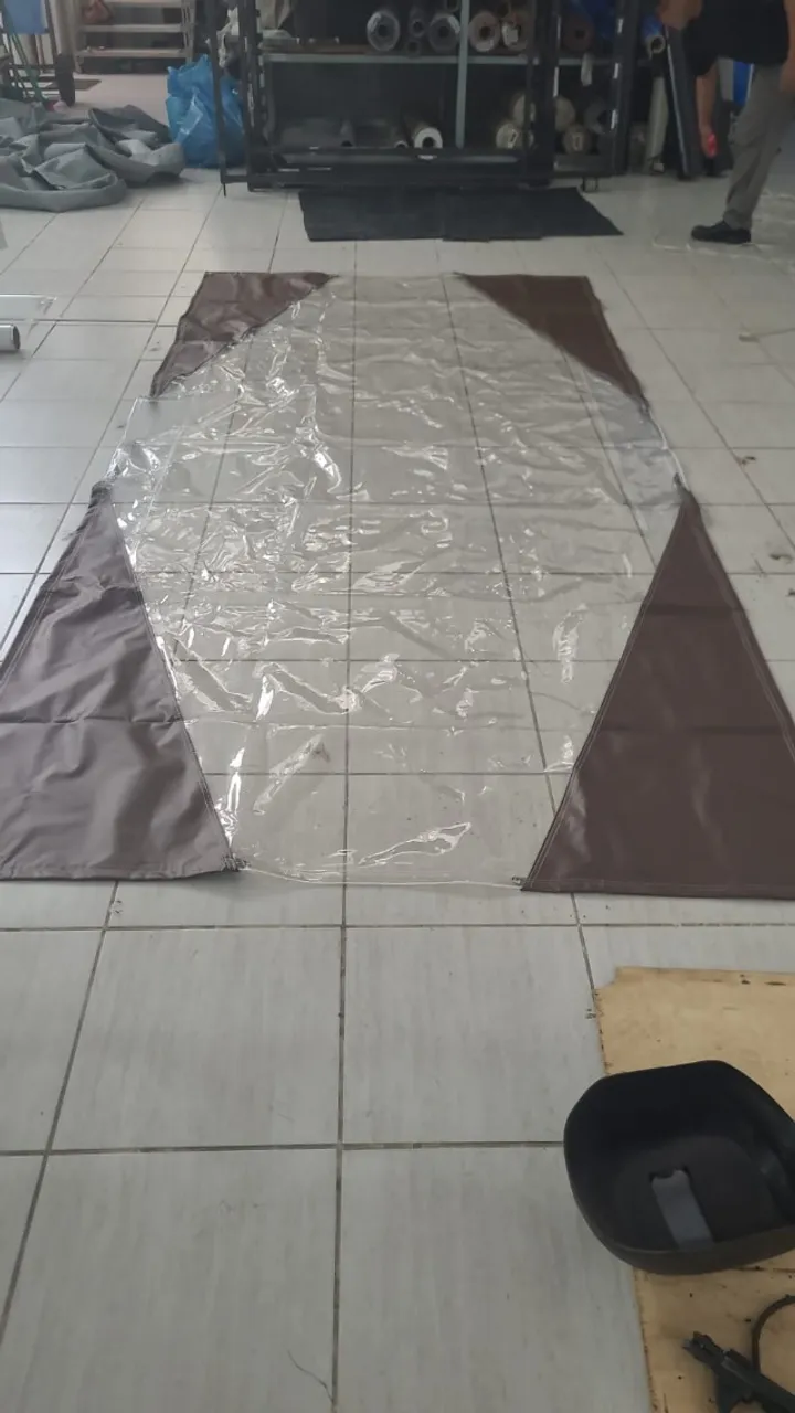 Lona em PVC para uso vertical e horizontal, impermeável, 3,90 x 1,75. R$330,00.