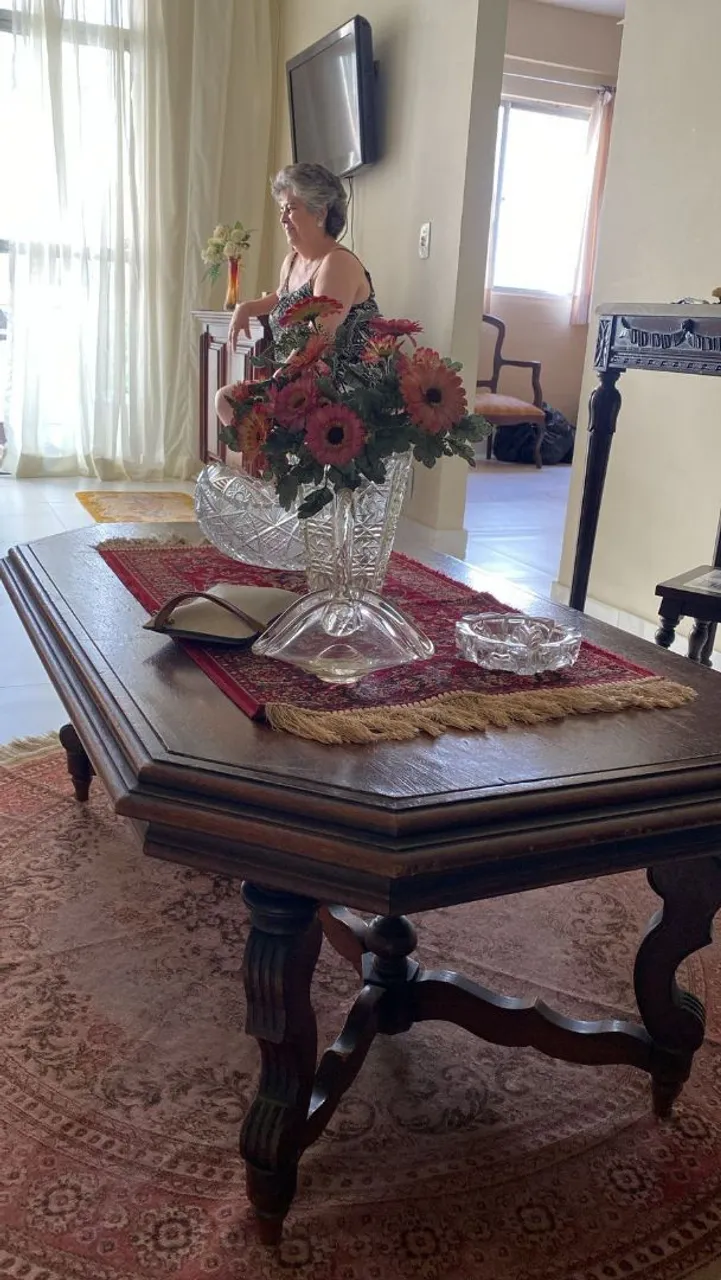 Mesa de centro de madeira maciça com detalhes