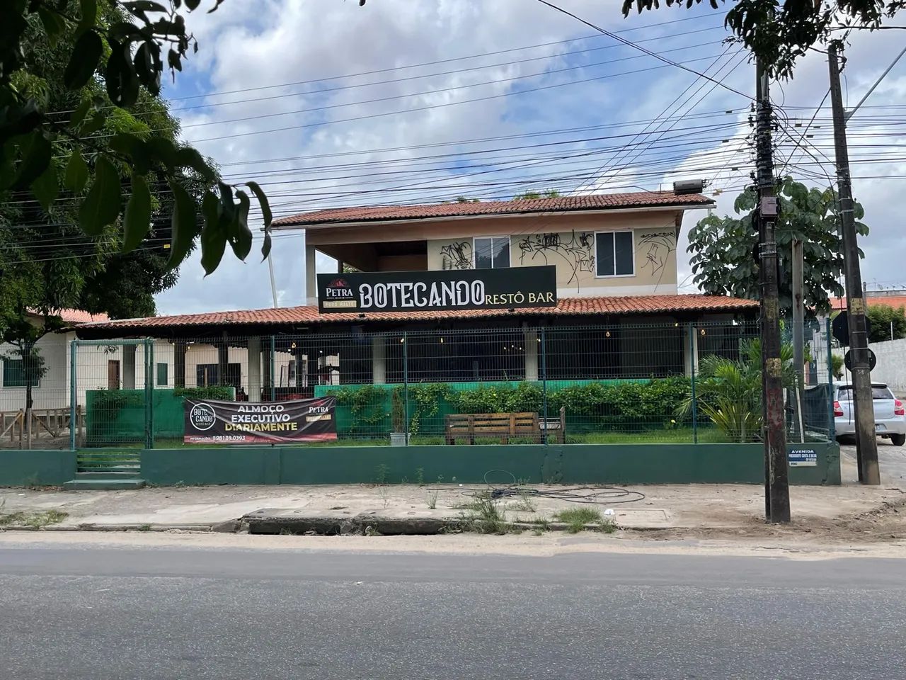 Aluguel de salão comercial com varanda e casa superior 