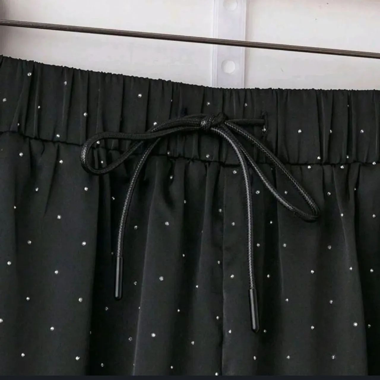 Calça feminina preta com strass tecido tipo seda veste M ao G<br> - Foto 5
