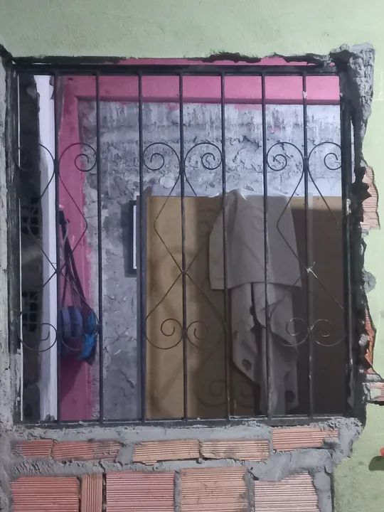 Janela de ferro com grade