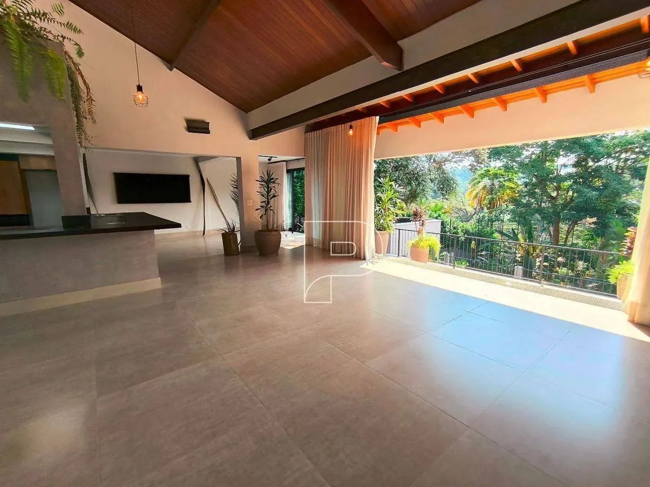 Casa com 4 suítes e piscina, 2000m² de terreno e 504m² de área construída - Foto 2