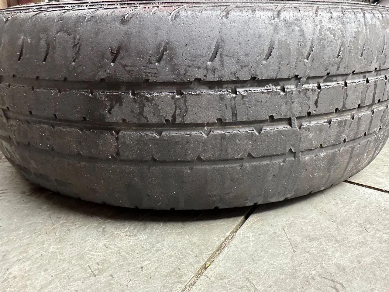 4 Pneus 175/70/13 (3 carecas + 1 meia vida) marca Goodyear - Foto 3