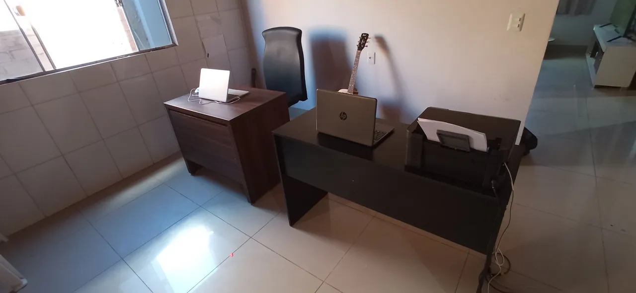 Conjunto de escrivaninha e gaveteiro para home office