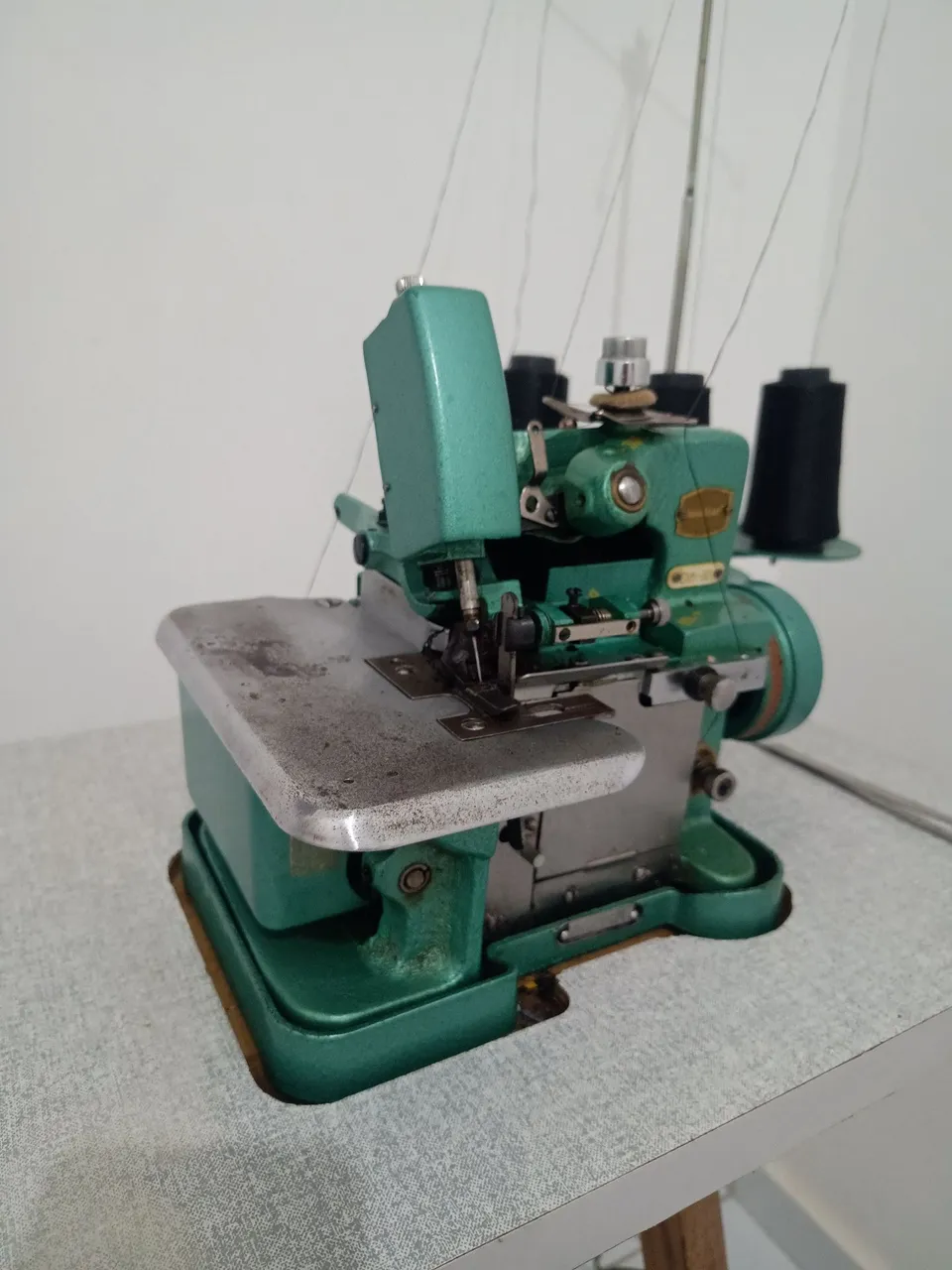 Máquina de Costura Overlock Industrial