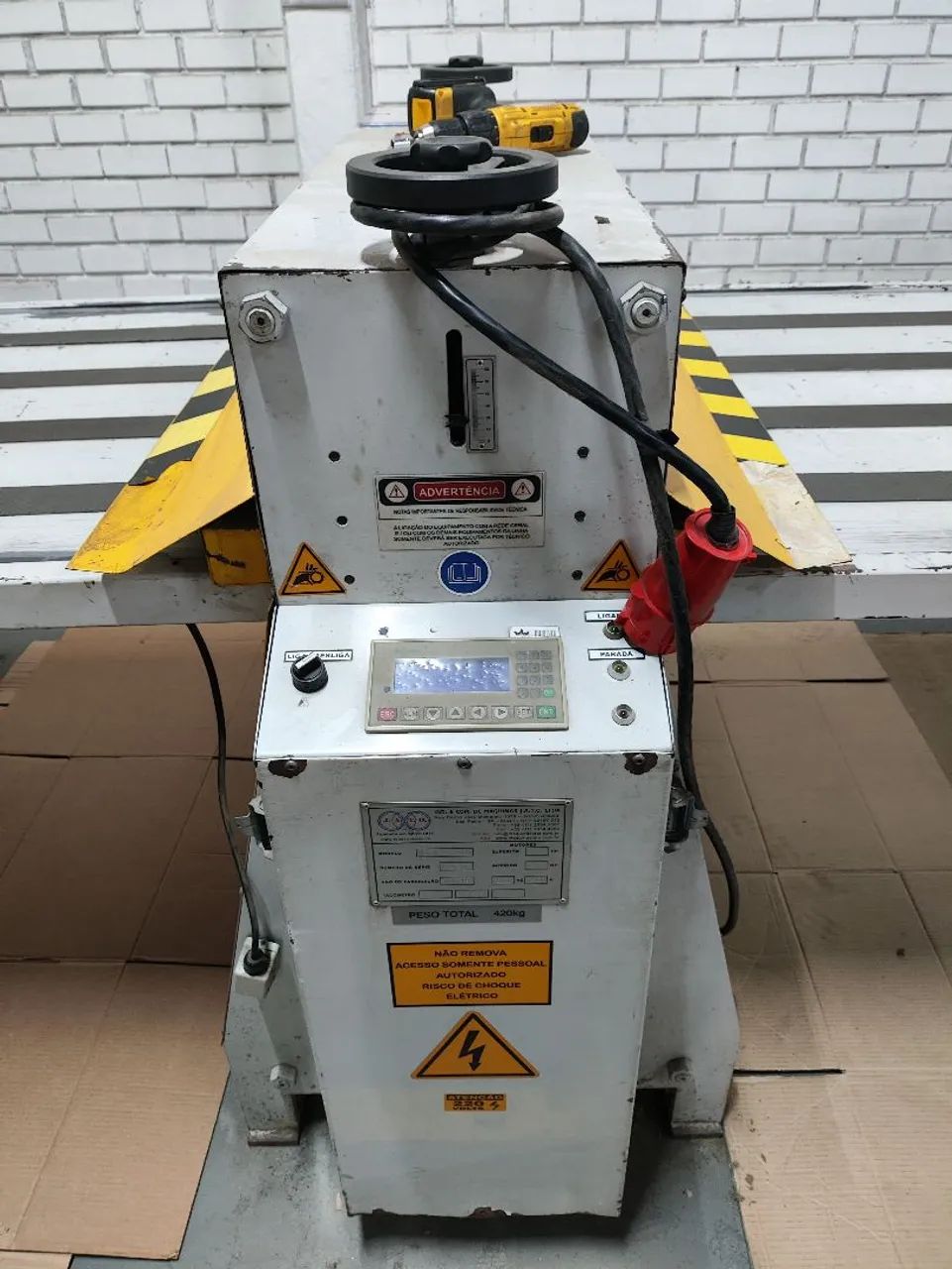 Máquina de corte e vinco plano para papelão:<br>Marca: Jato 2000;<br>Modelo: MCVS 1000; - Foto 2